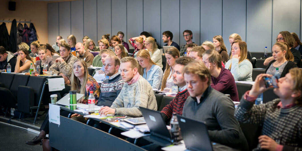 Ulike syn på kvotering og tiltake mot kjønnsubalanse gjekk langt inn i arbeidsutvalet til <span class="caps">NSO</span>, her på første benk. (F.h): Helge Schwitters, Sondre Jahr Nygaard, Kristian Myhre, Alexander Sæbø Løtvedt og Therese Eia Lerøen Ulike syn på kvotering og tiltake mot kjønnsubalanse gjekk langt inn i arbeidsutvalet til <span class="caps">NSO</span>, her på første benk. (F.h): Helge Schwitters, Sondre Jahr Nygaard, Kristian Myhre, Alexander Sæbø Løtvedt og Therese Eia Lerøen