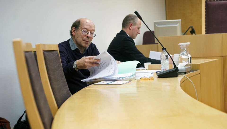 Jens Petter Berg sammen med sin advokat da saken om midlertidig forføyning ble behandlet, 9. november i år. Foto: Ketil Blom