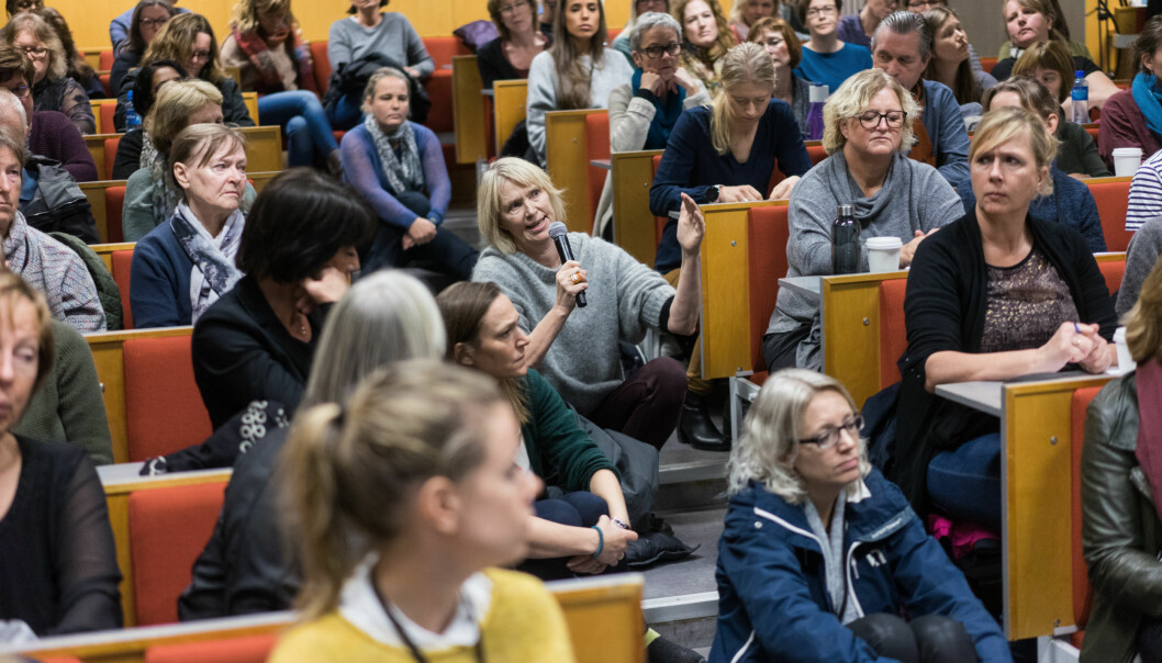 Administrativt ansatte ved Høgskolen i Oslo og Akershus møtte opp i hopetall på allmøte om slanking av administrasjonen. Anne Thorsen (i midten) fra Samfunnsviterne stiller spørsmål om måten HiOA teller administrativt ansatte på. Foto: Ketil Blom Haugstulen