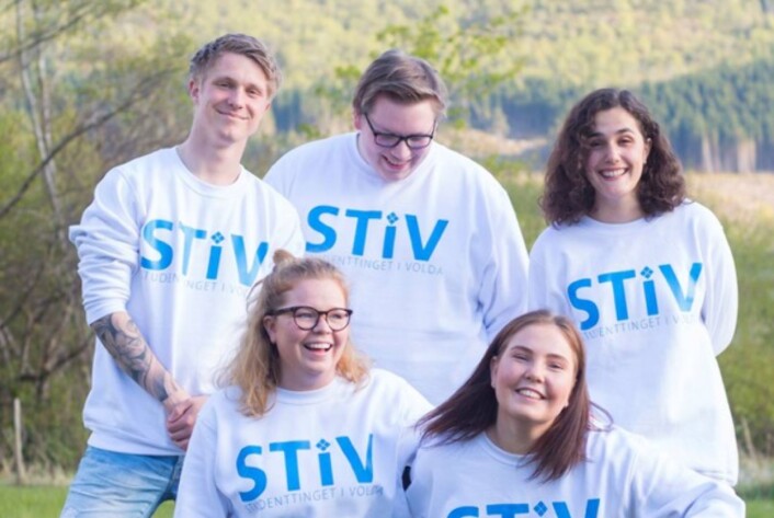 Arbeidsutvalget til Studenttinget i Volda 2017-18: Simen Langeland, Håvard Bjørnerem, Paloma Alonso, Oda Skoglund og Guro Kvist. Foto: Indre Ozalinskaite. Arbeidsutvalget til Studenttinget i Volda 2017-18: Simen Langeland, Håvard Bjørnerem, Paloma Alonso, Oda Skoglund og Guro Kvist. Foto: Indre Ozalinskaite.