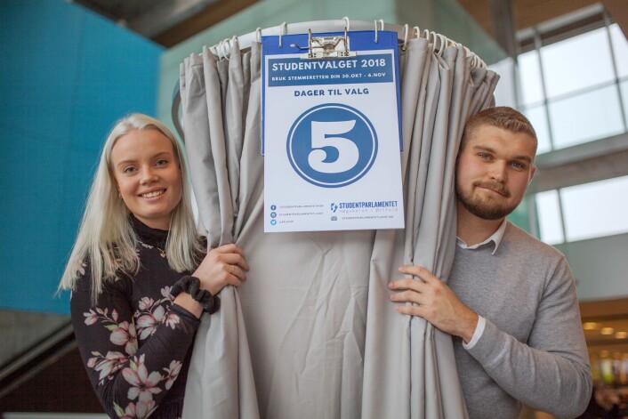 Fag- og forskningspolitisk ansvarlig Julie Wiik med leder Nikolai Refshal før valguken. Fag- og forskningspolitisk ansvarlig Julie Wiik med leder Nikolai Refshal før valguken.