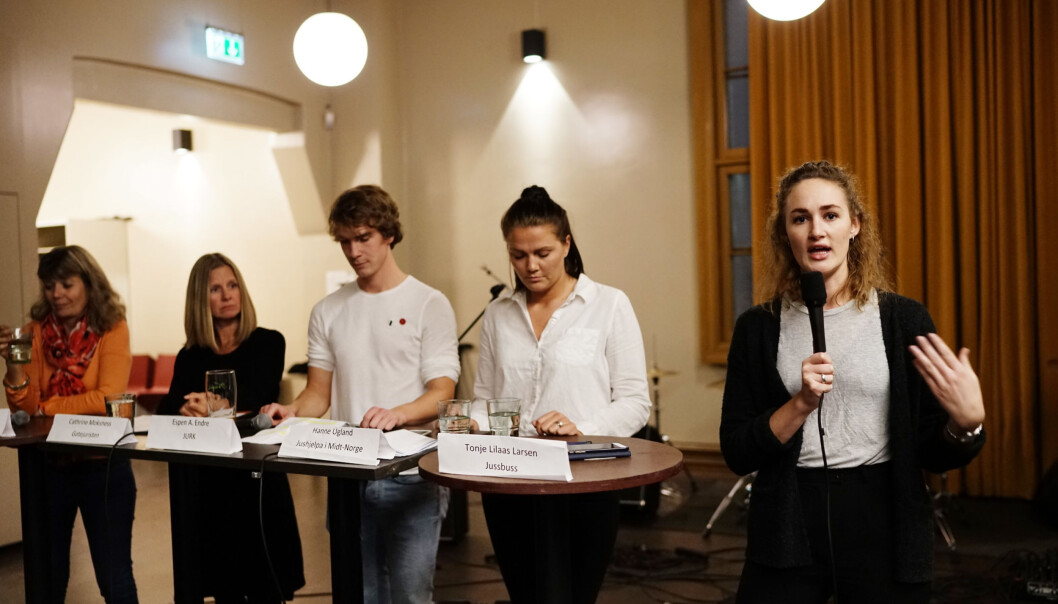 Fem av organisasjonene som tilbyr gratis rettshjelp: NOAS ved leder Ann-Magrit Austenå (f.v.), Gatejuristen ved Cathrine Moksness, JURK ved Espen Advocaat Endre, Jushjelpa i Midt-Norge ved Hanne Ugland og Jussbuss ved Tonje Lilaas Larsen. Foto: Ketil Blom Haugstulen Fem av organisasjonene som tilbyr gratis rettshjelp: NOAS ved leder Ann-Magrit Austenå (f.v.), Gatejuristen ved Cathrine Moksness, JURK ved Espen Advocaat Endre, Jushjelpa i Midt-Norge ved Hanne Ugland og Jussbuss ved Tonje Lilaas Larsen. Foto: Ketil Blom Haugstulen