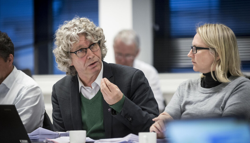 Tom Skauge engasjerte seg sterkt mot ein stor del opne kontorlandskap i det nye bygget på Kronstad. Men resten av styret meinte at prosessen er god. Biletet er tatt ved eit tidlegare styremøte. Foto: Tor Farstad Tom Skauge engasjerte seg sterkt mot ein stor del opne kontorlandskap i det nye bygget på Kronstad. Men resten av styret meinte at prosessen er god. Biletet er tatt ved eit tidlegare styremøte. Foto: Tor Farstad
