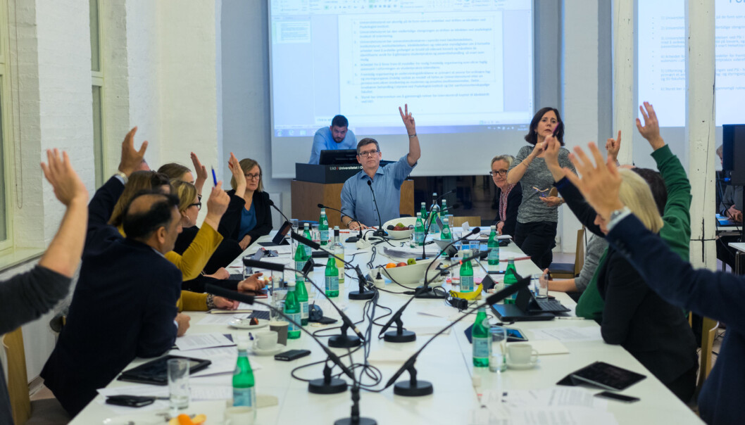 Universitetsstyret hadde satt av 90 minutter til behandling, men vedtakssaken om klinikkene ved Psykologisk institutt dro ut til over tre og en halv time. Til slutt ble vedtaket enstemmig vedtatt. Foto: Ketil Blom Haugstulen Foto: Ketil Blom Haugstulen Universitetsstyret hadde satt av 90 minutter til behandling, men vedtakssaken om klinikkene ved Psykologisk institutt dro ut til over tre og en halv time. Til slutt ble vedtaket enstemmig vedtatt. Foto: Ketil Blom Haugstulen Foto: Ketil Blom Haugstulen