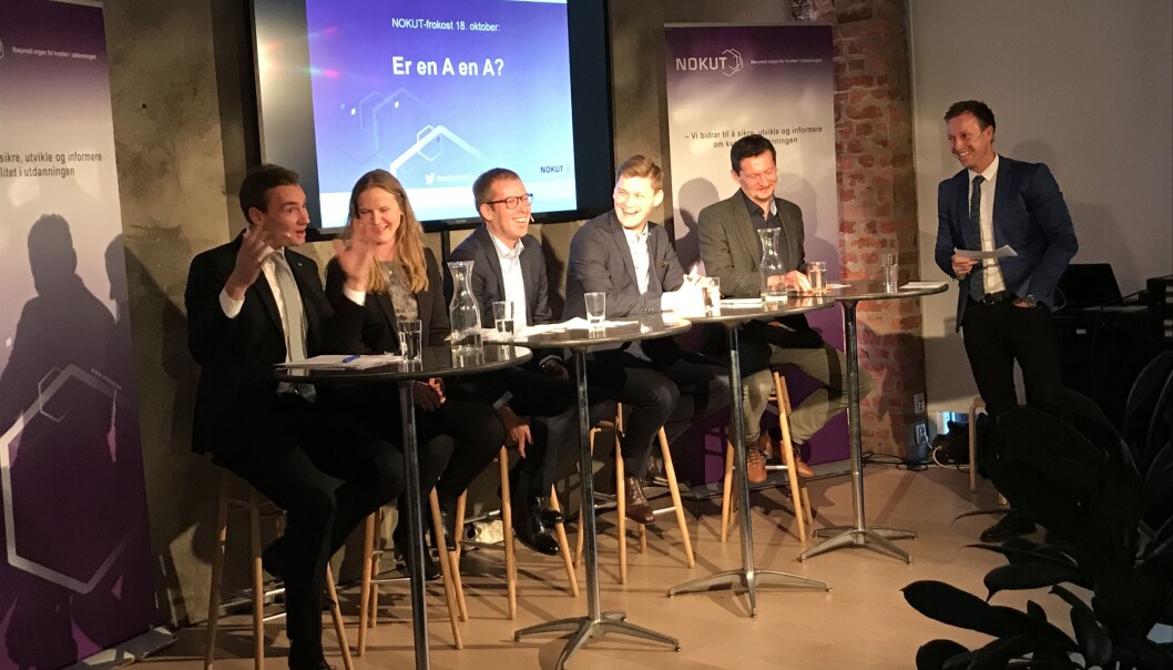 Kunnskapsminister Henrik Asheim diskutere karakterbruk med UHR-leder Mari Sundli Tveit, Abelias Håkon Haugli, NSO-leder Mads J. Beldo og NOKUT-direktør Terje Mørland. Foto: Eva Tønnessen Kunnskapsminister Henrik Asheim diskutere karakterbruk med UHR-leder Mari Sundli Tveit, Abelias Håkon Haugli, NSO-leder Mads J. Beldo og NOKUT-direktør Terje Mørland. Foto: Eva Tønnessen