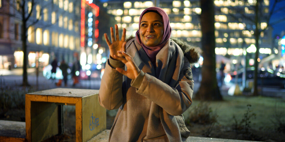 Lubna Mehdi ble kåret til «Årets forbilde 2016» på daværende Høgskolen i Oslo og Akershus, for sitt engasjement blant annet for døve barn. Hun studerte tegnspråk og tolking. Nå får OsloMet ekstra penger for å utvikle mastervalg i lærerutdanningen i tegnspråk Foto: Ketil Blom Haugstulen Lubna Mehdi ble kåret til «Årets forbilde 2016» på daværende Høgskolen i Oslo og Akershus, for sitt engasjement blant annet for døve barn. Hun studerte tegnspråk og tolking. Nå får OsloMet ekstra penger for å utvikle mastervalg i lærerutdanningen i tegnspråk Foto: Ketil Blom Haugstulen