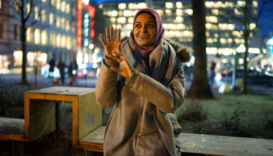 Høgskolen i Oslo og Akershus ønsker å utvide sitt tilbud innen tegnspråk. Her er Lubna Mehdi som ble kåret til «Årets forbilde 2016 » for sitt engasjement blant annet for døve barn. Hun studerer tegnspråk og tolking ved HiOA. Foto: Ketil Blom Haugstulen