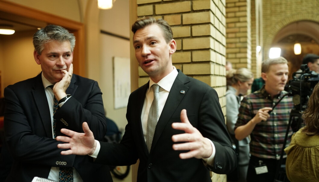 Statssekretær Bjørn Haugstad (t.v.) og kunnskapsminister Henrik Asheim mener neste års budsjett leverer i forhold til langtidsplanen for forskning og høyere utdanning. Statssekretær Bjørn Haugstad (t.v.) og kunnskapsminister Henrik Asheim mener neste års budsjett leverer i forhold til langtidsplanen for forskning og høyere utdanning.