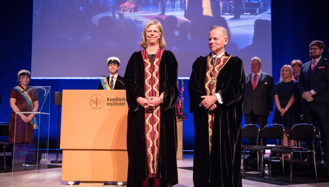 Karin Dahlman-Wright leverte rektorkjedet videre til Ole Petter Ottersen, og skal nå være hans prorektor ved Karolinska Institutet i Stockholm. Foto: Erik Cronberg/Karolinska Institutet Karin Dahlman-Wright leverte rektorkjedet videre til Ole Petter Ottersen, og skal nå være hans prorektor ved Karolinska Institutet i Stockholm. Foto: Erik Cronberg/Karolinska Institutet