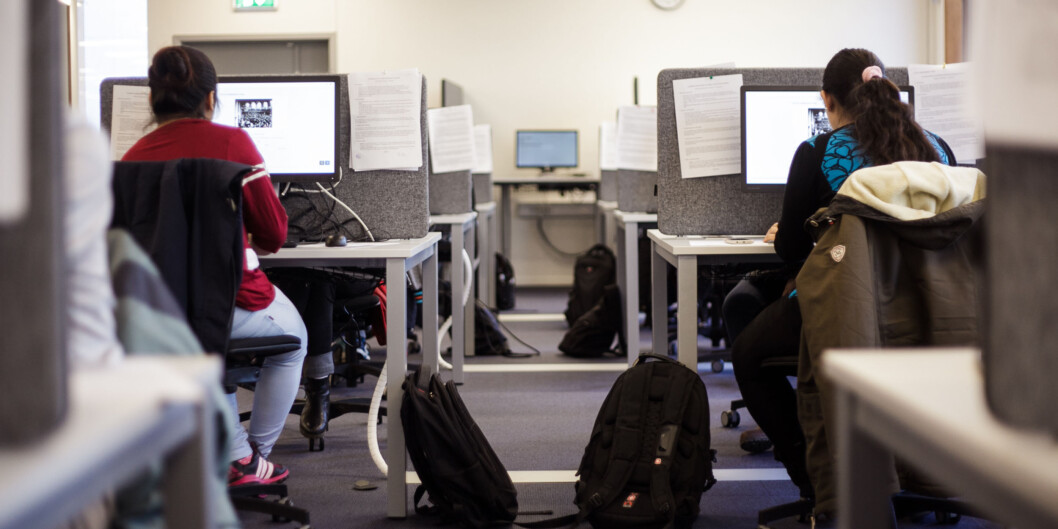 Studenter blir generelt litt snillere bedømt av egen institusjon. Kontrollkommisjonen i Universitets- og høgskoleråder er i snitt litt strengere på de tre fagområder som er testet ut på humanistiske fag. Foto: Nicklas Knudsen Studenter blir generelt litt snillere bedømt av egen institusjon. Kontrollkommisjonen i Universitets- og høgskoleråder er i snitt litt strengere på de tre fagområder som er testet ut på humanistiske fag. Foto: Nicklas Knudsen