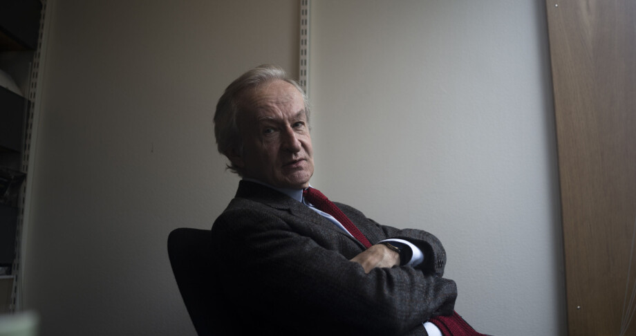 Det ble reist en avskjedssak mot en odontologiprofessor ved UiO i 1977-78.. Professoren ble fradømt stillingen, men dommen ble aldri gjort rettskraftig siden partene forliktes før ankesaken kom opp, forteller historiprofessor John Peter Collett. Foto: David Engmo Det ble reist en avskjedssak mot en odontologiprofessor ved UiO i 1977-78.. Professoren ble fradømt stillingen, men dommen ble aldri gjort rettskraftig siden partene forliktes før ankesaken kom opp, forteller historiprofessor John Peter Collett. Foto: David Engmo