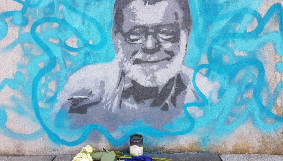 Gatekunstnaren Thomas Samsonsen har malt biletet av Frank Aarebrot bak Studentsenteret i Bergen. Foto: Dag Hellesund