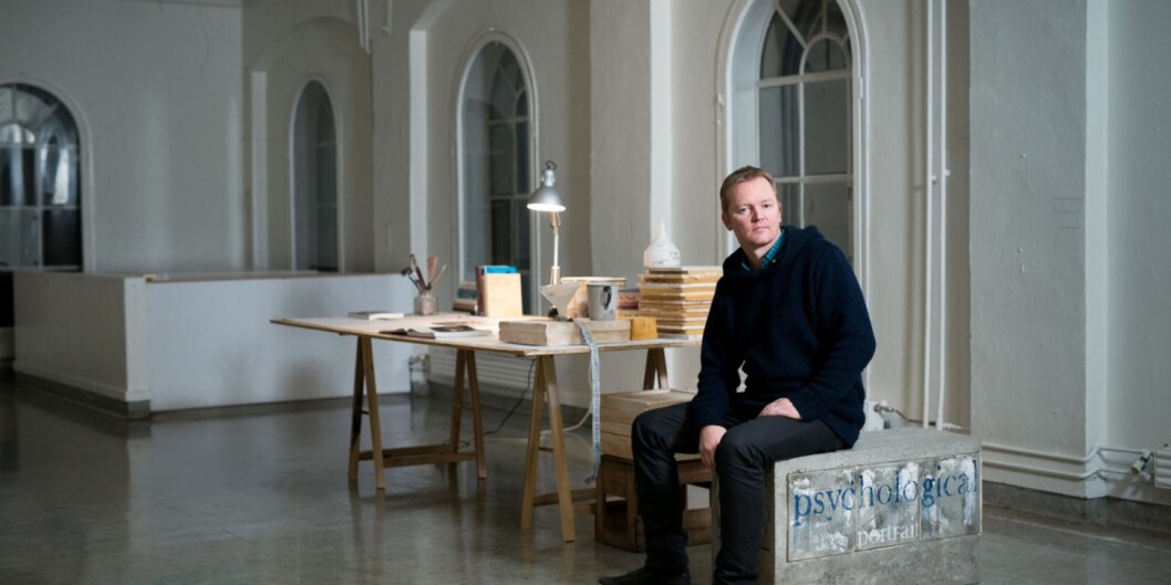 Førsteamanuensis Arild Berg er keramiker og avla sin doktorgrad ved Aalto University i Finland i mai 2014, og senere ble doktorgradsarbeidene hans stilt ut ved Høgskolen i Oslo og Akershus. Foto: Skjalg Bøhmer Vold Førsteamanuensis Arild Berg er keramiker og avla sin doktorgrad ved Aalto University i Finland i mai 2014, og senere ble doktorgradsarbeidene hans stilt ut ved Høgskolen i Oslo og Akershus. Foto: Skjalg Bøhmer Vold