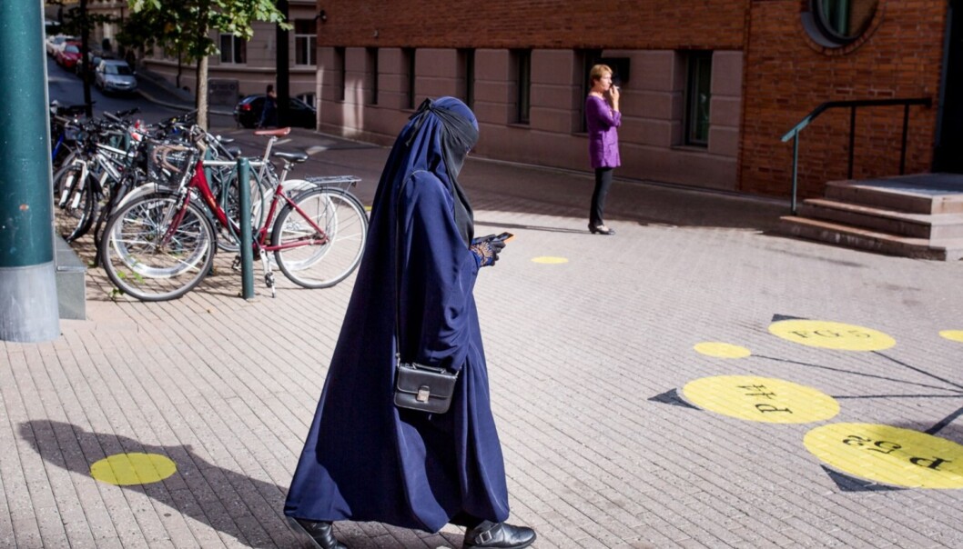 Denne studenten ønsket å begynne å studere til bioingeniør på Høgskolen i Oslo og Akershus i 2014, men sluttet etter tre uker fordi hun ikke fikk bruke niqab, heldekkende ansiktsplagg. Foto: Eskil Wie Denne studenten ønsket å begynne å studere til bioingeniør på Høgskolen i Oslo og Akershus i 2014, men sluttet etter tre uker fordi hun ikke fikk bruke niqab, heldekkende ansiktsplagg. Foto: Eskil Wie