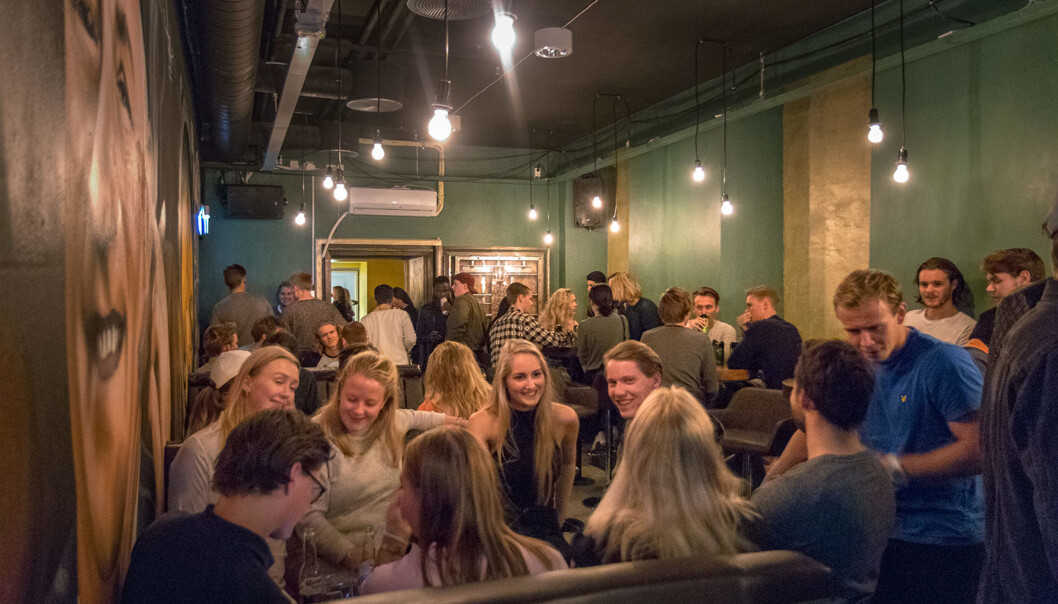 På Hvelvet studentpub er det høy musikk, prat og dans hver torsdag. Styret til puben er fornøyd med at de nye lokalene nå fylles opp hver uke. På Hvelvet studentpub er det høy musikk, prat og dans hver torsdag. Styret til puben er fornøyd med at de nye lokalene nå fylles opp hver uke.