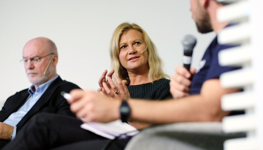 Gunn Enli (midten) og Sandra Janzso ved Universitetet i Oslo presenterer tre tiltak for å få bukt med drikkepresset under studiestart. Foto: Ketil Blom Haugstulen Gunn Enli (midten) og Sandra Janzso ved Universitetet i Oslo presenterer tre tiltak for å få bukt med drikkepresset under studiestart. Foto: Ketil Blom Haugstulen
