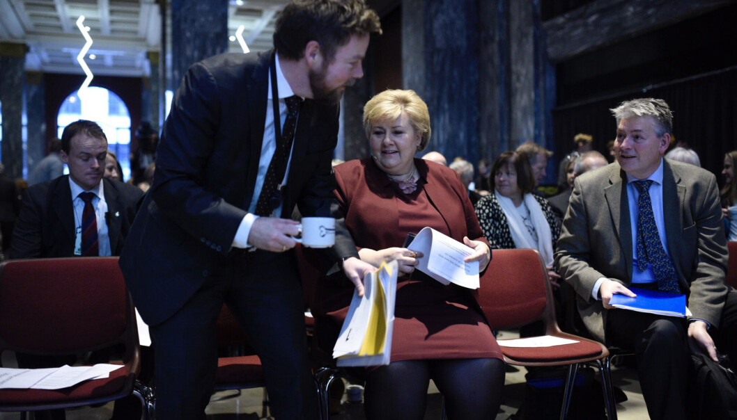 Norsk høyere utdanning har godt av at Arbeiderpartiet og Senterpartiet får minst fire år til å forsøke å utvikle offensiv politikk, mener statssekretær Bjørn Haugstad (t.v.) som her går gjennom mulige konsekvenser for høyere utdanning ved et regjeringsskifte. Foto: Skjalg Bøhmer Vold Norsk høyere utdanning har godt av at Arbeiderpartiet og Senterpartiet får minst fire år til å forsøke å utvikle offensiv politikk, mener statssekretær Bjørn Haugstad (t.v.) som her går gjennom mulige konsekvenser for høyere utdanning ved et regjeringsskifte. Foto: Skjalg Bøhmer Vold