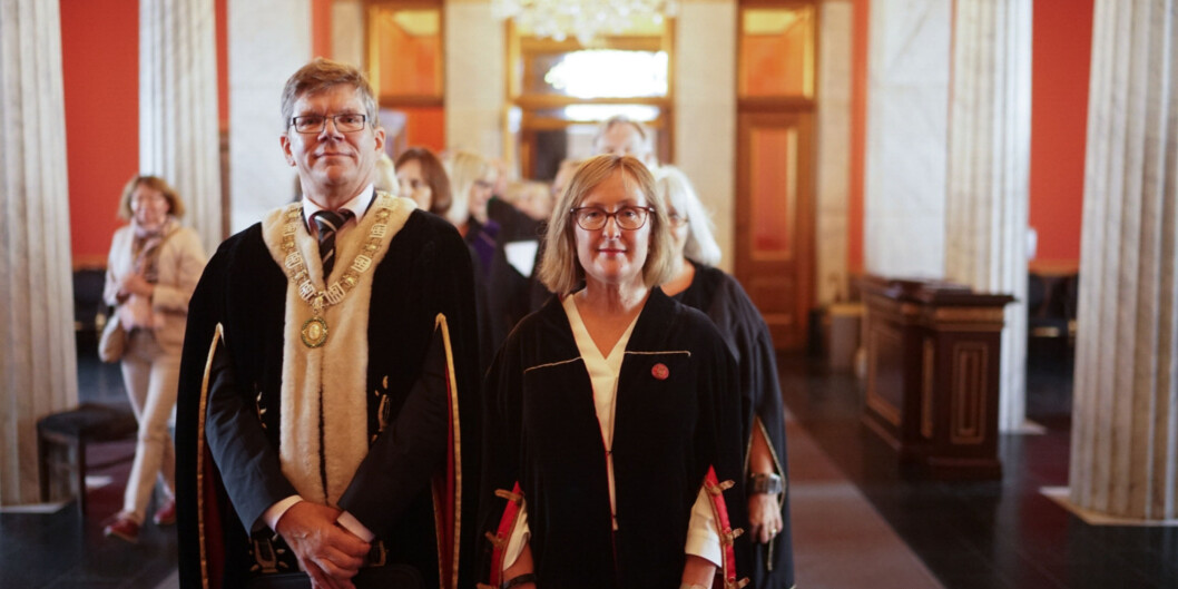 På vei inn for å feire 206-årsdagen til Universitetet i Oslo. Rektor Svein Stølen i front på kappeparaden. På vei inn for å feire 206-årsdagen til Universitetet i Oslo. Rektor Svein Stølen i front på kappeparaden.