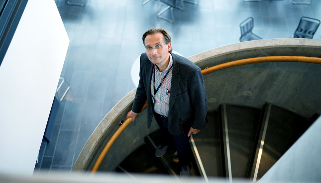 — De som er nysgjerrige på min konkrete tekniske løsning kan selvsagt bare ta kontakt for å få detaljene i oppsettet, sier professor Bjørn Jensen om videosensuren han gjør for studentene sine i matematikk. Foto: Ketil Blom Haugstulen — De som er nysgjerrige på min konkrete tekniske løsning kan selvsagt bare ta kontakt for å få detaljene i oppsettet, sier professor Bjørn Jensen om videosensuren han gjør for studentene sine i matematikk. Foto: Ketil Blom Haugstulen