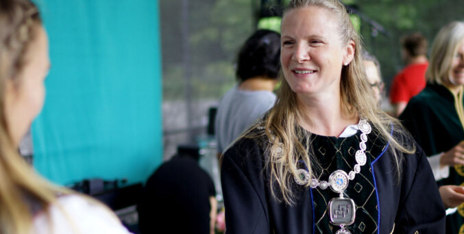 Rektor Mari Sundli Tveit tar imot nye studenter til NMBU ved studiestart 2017. Foto: Ketil Blom Haugstulen Rektor Mari Sundli Tveit tar imot nye studenter til NMBU ved studiestart 2017. Foto: Ketil Blom Haugstulen