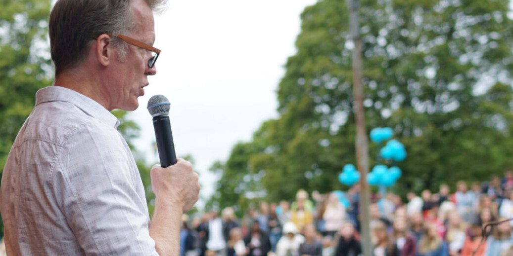 Rektor Curt Rice ved OsloMet hilser nye studenter velkommen på St. Hanshaugen i Oslo ved studiestart. Foto: Ketil Blom Haugstulen Rektor Curt Rice ved OsloMet hilser nye studenter velkommen på St. Hanshaugen i Oslo ved studiestart. Foto: Ketil Blom Haugstulen