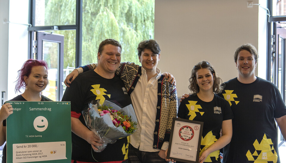 Spillforeningen HiOA Gaming var veldig fornøyde med å bli kåret til Årets studentforening på Høgskolen i Oslo og Akershus. Her med en sjekk på 20.000 kroner og et diplom. Spillforeningen HiOA Gaming var veldig fornøyde med å bli kåret til Årets studentforening på Høgskolen i Oslo og Akershus. Her med en sjekk på 20.000 kroner og et diplom.