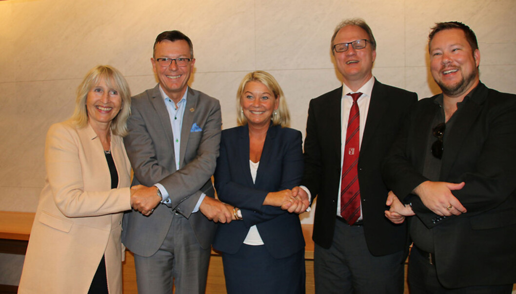 Marit Boyesen, Dag Rune Olsen, Monica Mæland, Frank Reichert og Erlend Jordal båndet da eierne brukte Arendalsuka som en anledning til å fortelle litt mer om hvordan det nye instituttselskapet vil bli seende ut. Foto: Dag Hellesund Marit Boyesen, Dag Rune Olsen, Monica Mæland, Frank Reichert og Erlend Jordal båndet da eierne brukte Arendalsuka som en anledning til å fortelle litt mer om hvordan det nye instituttselskapet vil bli seende ut. Foto: Dag Hellesund