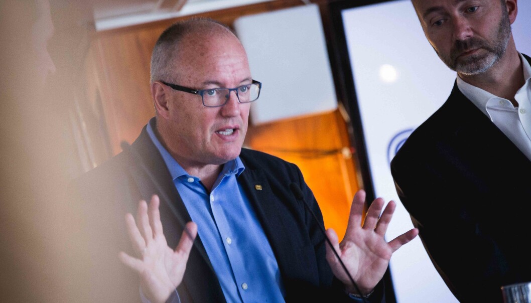 Rektor Gunnar Bovim ved NTNU kommer med råd som skal hjelpe politikere som Trond Giske (Ap) å ta kunnskapsbaserte beslutninger, her er de ombord på MS Sandnes i Arendal. Rektor Gunnar Bovim ved NTNU kommer med råd som skal hjelpe politikere som Trond Giske (Ap) å ta kunnskapsbaserte beslutninger, her er de ombord på MS Sandnes i Arendal.