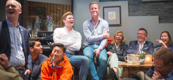 Arendalsuka er også mingling og pubdebatter. Her fra fjorårets studentnach med Ansa- og NSO-.leder, samt Curt Rice, Nina Waaler og UiB-rektor Dag Rune Olsen. Foto: Siri Ø. Eriksen Arendalsuka er også mingling og pubdebatter. Her fra fjorårets studentnach med Ansa- og NSO-.leder, samt Curt Rice, Nina Waaler og UiB-rektor Dag Rune Olsen. Foto: Siri Ø. Eriksen