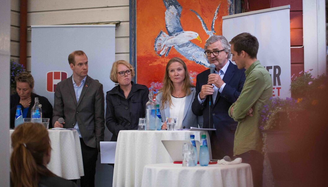 Debatt arrangert av Forskerforbundet. Fra venstre: Lill Harriet Sandaune (FrP), Jan Mangnus Aronsen (akademiet for yngre forskere), Marianne Aasen (Ap), Mari Sundli Tveit (rektor NMBU), Petter Aaslestad (leder forskerforbundet), Ola Rydje (debattleder). Foto: Siri Øverland Eriksen Debatt arrangert av Forskerforbundet. Fra venstre: Lill Harriet Sandaune (FrP), Jan Mangnus Aronsen (akademiet for yngre forskere), Marianne Aasen (Ap), Mari Sundli Tveit (rektor NMBU), Petter Aaslestad (leder forskerforbundet), Ola Rydje (debattleder). Foto: Siri Øverland Eriksen