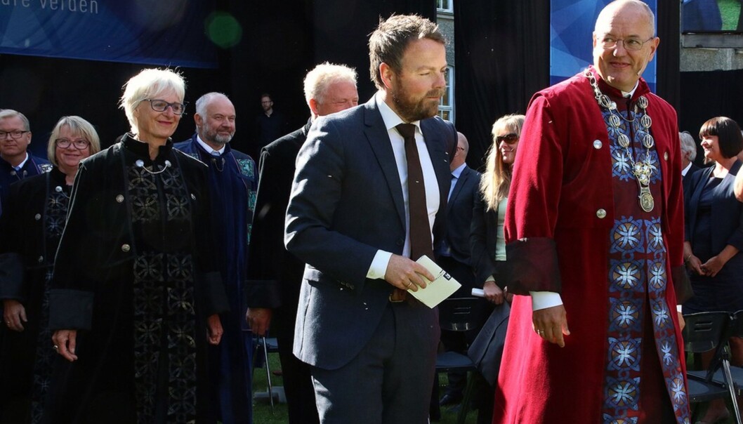 I 2015 var kunnskapsminister Torbjørn Røe Isaksen med på studiestart ved NTNU, her sammen med rektor Gunnar Bovim. I år skal han til Lillehammer, Hamar, Kongsberg, Ringerike og Alta. Foto: NTNU I 2015 var kunnskapsminister Torbjørn Røe Isaksen med på studiestart ved NTNU, her sammen med rektor Gunnar Bovim. I år skal han til Lillehammer, Hamar, Kongsberg, Ringerike og Alta. Foto: NTNU