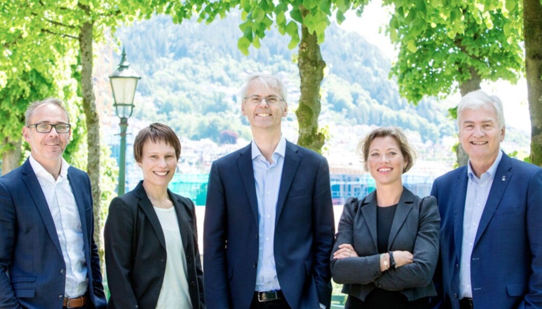 Her er den nye ledelsen ved Norges handelshøyskole (NHH): Professor Helge Thorbjørnsen, professor Linda Nøstbakken, rektor Øystein Thøgersen, førsteamanuensis Therese E. Sverdrup og førsteamanuensis Gunnar Christensen. Foto: Eivind Senneset Her er den nye ledelsen ved Norges handelshøyskole (NHH): Professor Helge Thorbjørnsen, professor Linda Nøstbakken, rektor Øystein Thøgersen, førsteamanuensis Therese E. Sverdrup og førsteamanuensis Gunnar Christensen. Foto: Eivind Senneset