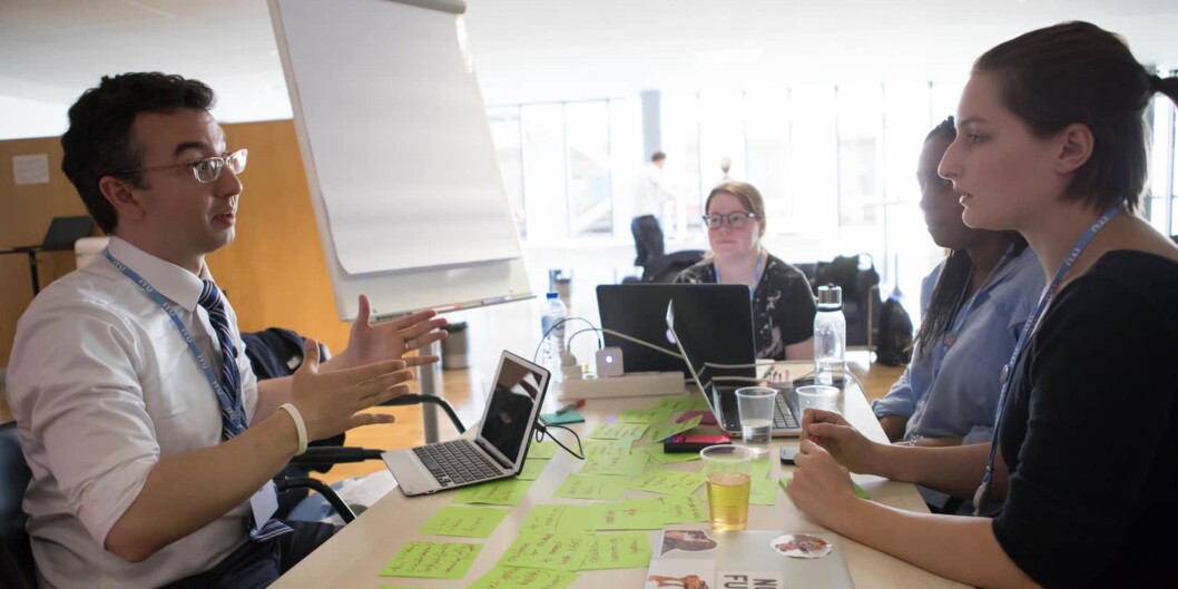 HiOA-studentene Anne Igeltjørn, Dendembo Diallo og Dasha Krivonos med førsteamanuensis og mentor George Anthony Giannoumis på Hackathon - Hack for Health. Foto: Privat HiOA-studentene Anne Igeltjørn, Dendembo Diallo og Dasha Krivonos med førsteamanuensis og mentor George Anthony Giannoumis på Hackathon - Hack for Health. Foto: Privat