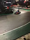 Vi ser en gokart i fart på en bane