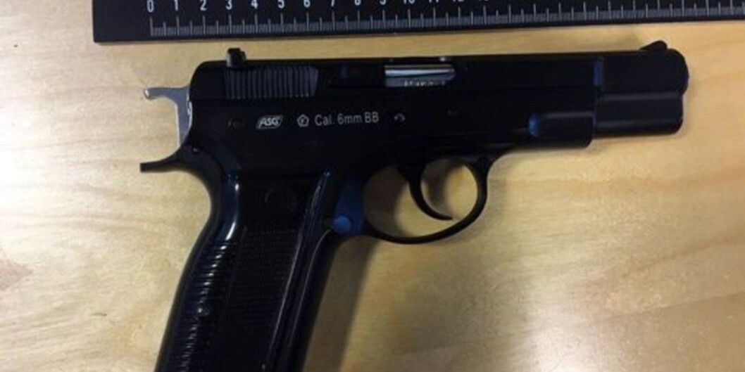 Høgskolelektoren hadde denne luftpistolen på seg da han ble arrestert sist søndag. Foto: Politiet Høgskolelektoren hadde denne luftpistolen på seg da han ble arrestert sist søndag. Foto: Politiet