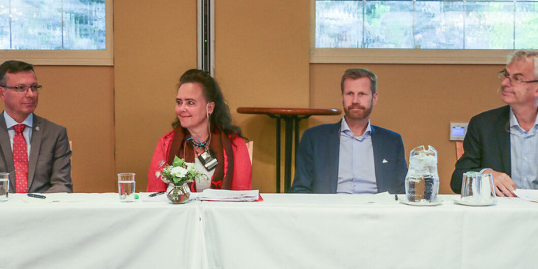 Dag Rune Olsen, Anna Elisa Tryti, Gunnar Hæreid og Øystein Thøgersen tok debatten om samarbeid mellom Universitetet i Bergen og resten av Vestlandet. Foto: Dag Hellesund Foto: Dag Hellesund Dag Rune Olsen, Anna Elisa Tryti, Gunnar Hæreid og Øystein Thøgersen tok debatten om samarbeid mellom Universitetet i Bergen og resten av Vestlandet. Foto: Dag Hellesund Foto: Dag Hellesund