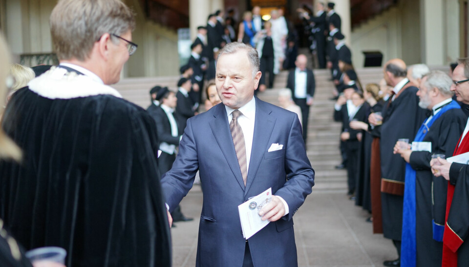 Stortingspresident Olemic Thommessen tar den nye rektoren ved Universitetet i Oslo, Svein Stølen, i hånda. Foto: Ketil Blom Haugstulen
