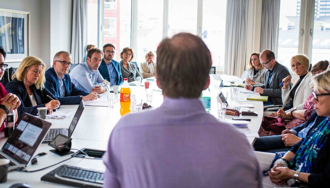 Representanter fra åtte utdanningsinstitusjoner og NIFU hører HiOA-rektor Curt Rices innledning om utvidet eierskap i Khrono. Foto: Siri Ø. Eriksen Representanter fra åtte utdanningsinstitusjoner og NIFU hører HiOA-rektor Curt Rices innledning om utvidet eierskap i Khrono. Foto: Siri Ø. Eriksen
