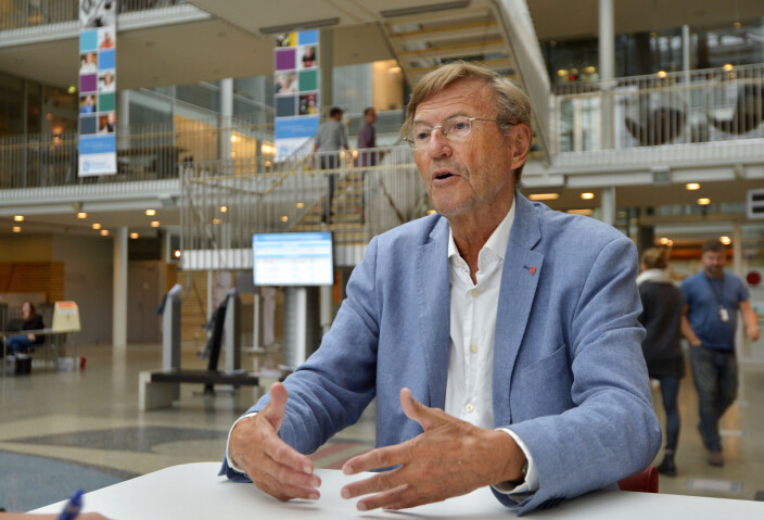 Jarle Aarbakke, tidligere UiT-rektor er klar på at UiT har kommet i en klemme. Jarle Aarbakke, tidligere UiT-rektor er klar på at UiT har kommet i en klemme.