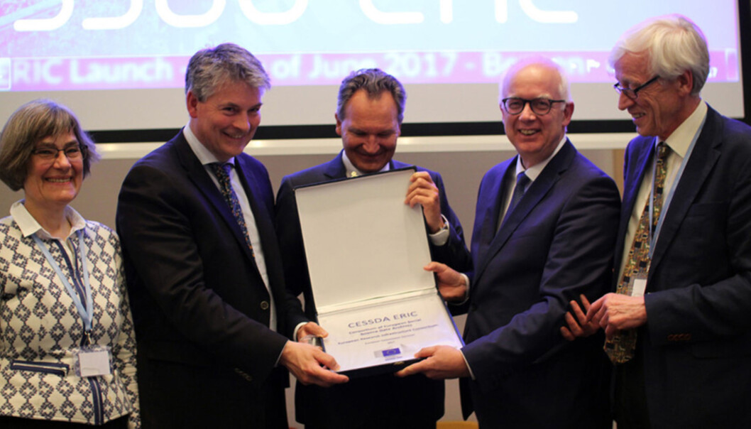 EU-forskningens leder i Bergen: — Norge har nå blitt en nøkkelspiller i det europeiske forskningssamarbeidet, sa Robert-Jan Smits, generaldirektør for forskning og innovasjon i Europakommisjonen, under markeringen på Bryggen, onsdag. Fra venstre: Kari Balke Øiseth fra KD; statssekretær Bjørn Haugstad i KD; Robert-Jan Smits; Ron Dekker, leder av CESSDA i Bergen og Bjørn Henrichsen, leder av NSD. Foto: Tor H. Monsen. EU-forskningens leder i Bergen: — Norge har nå blitt en nøkkelspiller i det europeiske forskningssamarbeidet, sa Robert-Jan Smits, generaldirektør for forskning og innovasjon i Europakommisjonen, under markeringen på Bryggen, onsdag. Fra venstre: Kari Balke Øiseth fra KD; statssekretær Bjørn Haugstad i KD; Robert-Jan Smits; Ron Dekker, leder av CESSDA i Bergen og Bjørn Henrichsen, leder av NSD. Foto: Tor H. Monsen.