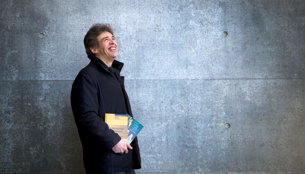Terje Aven er professor i risikoanalyse og risikostyring ved Universitetet i Stavanger, og den forskeren i landet med nest flest publiseringspoeng de siste fem årene. Foto: Elisabeth Tønnessen, UiS Terje Aven er professor i risikoanalyse og risikostyring ved Universitetet i Stavanger, og den forskeren i landet med nest flest publiseringspoeng de siste fem årene. Foto: Elisabeth Tønnessen, UiS