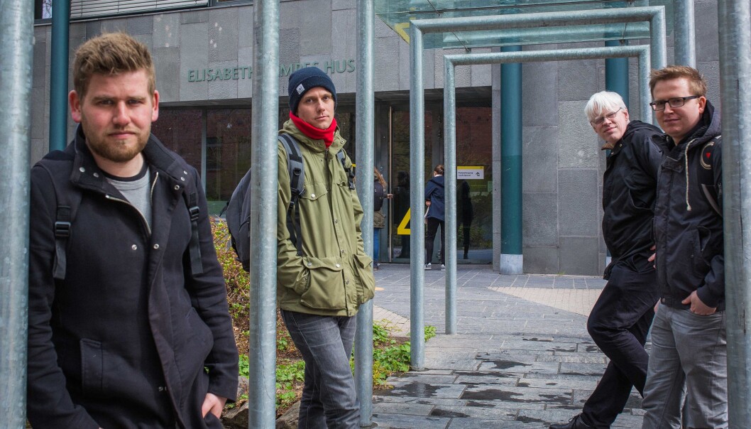 Fra venstre: HiOA-studentene Håkon Råen, Stian Reistad Røgeberg, veileder og professor Frode Eika Sandnes (bak) og studentJon Martin Skranes har utviklet en ny søketjeneste etter MultiRank-systemet, basert på informasjonen i forskningsdatabasen Cristin. Fra venstre: HiOA-studentene Håkon Råen, Stian Reistad Røgeberg, veileder og professor Frode Eika Sandnes (bak) og studentJon Martin Skranes har utviklet en ny søketjeneste etter MultiRank-systemet, basert på informasjonen i forskningsdatabasen Cristin.