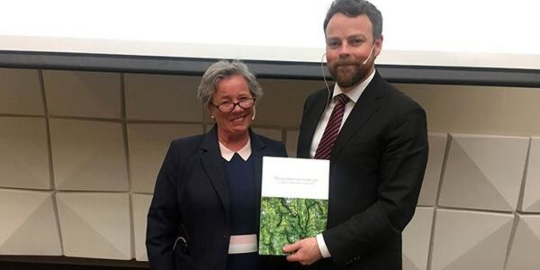 Leder av ekspertgruppen, Liv Reidun Grimstvedt, prorektor Høgskulen på Vestlandet og kunnskapsminister Torbjørn Røe Isaksen. Leder av ekspertgruppen, Liv Reidun Grimstvedt, prorektor Høgskulen på Vestlandet og kunnskapsminister Torbjørn Røe Isaksen.