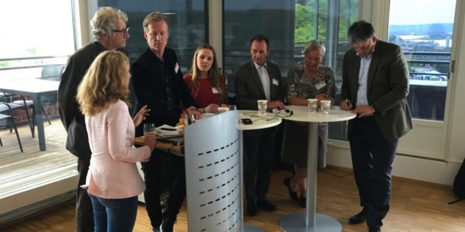 Forskningsleder ved NIFU, Nicoline Frølich, ledet seminaret om fusjoner. Sammen med Frølich ser vi: Sveinung Eikeland, viserektor ved Universitetet i Tromsø og Curt Rice, rektor ved Høgskolen i Oslo og Akershus, Marianne Andenæs, leder av Norsk studentorganisasjon, Ivar Bleiklie, professor ved Institutt for administrasjon og organisasjonsvitenskap (UiB), Kathrine Skretting, rektor ved Høgskolen i Innlandet og Bjørn Haugstad, statssekretær i Kunnskapsdepartementet. Forskningsleder ved NIFU, Nicoline Frølich, ledet seminaret om fusjoner. Sammen med Frølich ser vi: Sveinung Eikeland, viserektor ved Universitetet i Tromsø og Curt Rice, rektor ved Høgskolen i Oslo og Akershus, Marianne Andenæs, leder av Norsk studentorganisasjon, Ivar Bleiklie, professor ved Institutt for administrasjon og organisasjonsvitenskap (UiB), Kathrine Skretting, rektor ved Høgskolen i Innlandet og Bjørn Haugstad, statssekretær i Kunnskapsdepartementet.