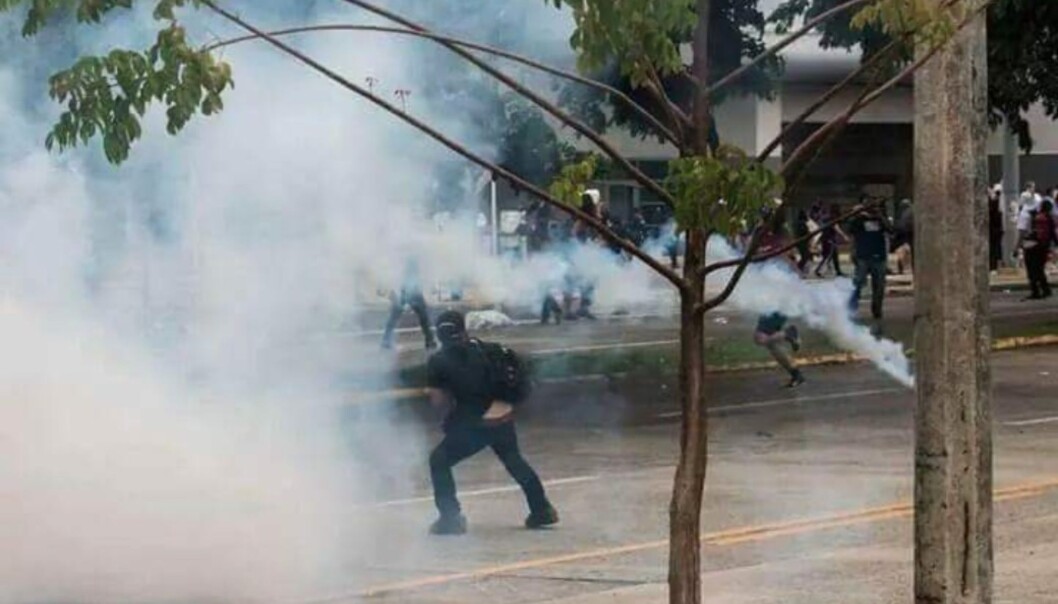 Opptøyer mellom studenter og politi under en demonstrasjon på University of Zambia søndag 28. mai. Foto: Zambian Eagle/Facebook Opptøyer mellom studenter og politi under en demonstrasjon på University of Zambia søndag 28. mai. Foto: Zambian Eagle/Facebook