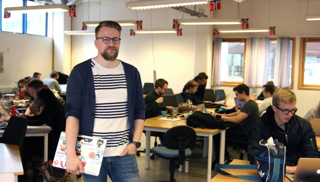 Informatikkstudent Didrik Sæther er svært overraska over kor lett det er å bryta seg ut av det nedlåste systemet på digital eksamen. Han har funne fleire sikkerheitshol som gjer det mogleg å juksa - utan dei alt for store IT-kunnskapane. Informatikkstudent Didrik Sæther er svært overraska over kor lett det er å bryta seg ut av det nedlåste systemet på digital eksamen. Han har funne fleire sikkerheitshol som gjer det mogleg å juksa - utan dei alt for store IT-kunnskapane.