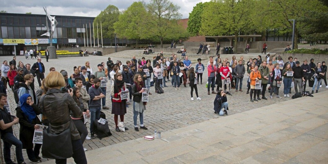 Opp mot 100 møtte fram til markering mot rasisme på Universitetet i Oslo fredag. Foto: Sofie Vega Wollbraaten Opp mot 100 møtte fram til markering mot rasisme på Universitetet i Oslo fredag. Foto: Sofie Vega Wollbraaten