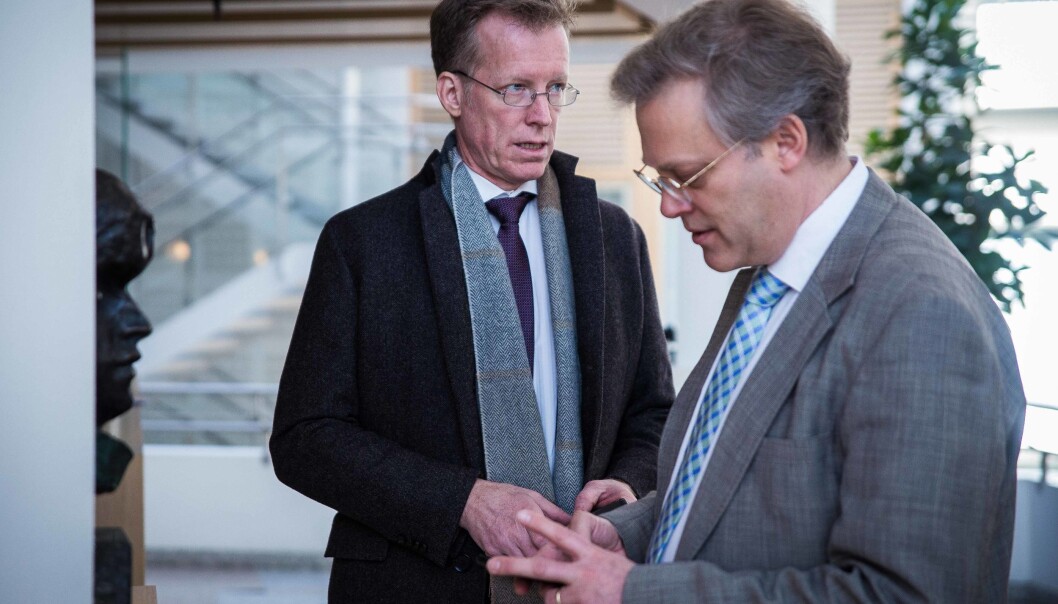 I februar overleverte rektor Curt Rice ved Høgskolen i Oslo og Akershus sin søknad om å bli universitet til avdelingsdirektør i NOKUT, Øystein Lund (t.h.). Verken Rice eller rektor på Høgskolen i Sørøst-Norge er fornøyd med framdriften til NOKUT i denne saken. I februar overleverte rektor Curt Rice ved Høgskolen i Oslo og Akershus sin søknad om å bli universitet til avdelingsdirektør i NOKUT, Øystein Lund (t.h.). Verken Rice eller rektor på Høgskolen i Sørøst-Norge er fornøyd med framdriften til NOKUT i denne saken.