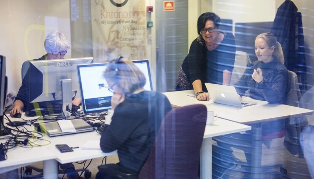 Khronos redaksjon har nettopp flyttet inn i nyoppussede lokaler i Pilestredet. F.v. journalist/produsent Eva Tønnessen, redaktør Tove Lie (stående), tidligere studentreporter Karen Setten og journalist Hege Larsen (med ryggen til). Foto: Ketil Blom Khronos redaksjon har nettopp flyttet inn i nyoppussede lokaler i Pilestredet. F.v. journalist/produsent Eva Tønnessen, redaktør Tove Lie (stående), tidligere studentreporter Karen Setten og journalist Hege Larsen (med ryggen til). Foto: Ketil Blom