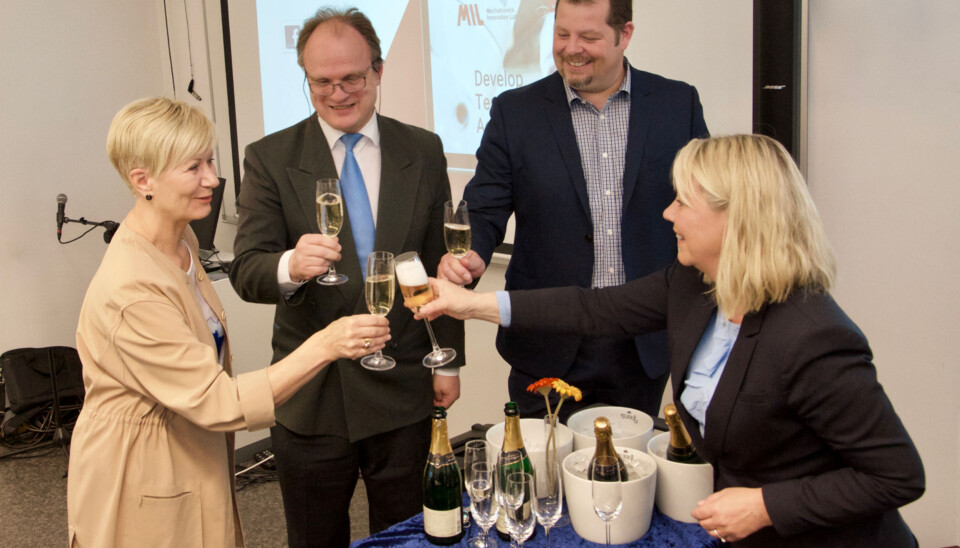 Rektor ved Universitetet i Agder, Frank Reichert, skålte i alkoholfri sjampanje for nye millioner til mekatronikk-lab. f.v: Anne-Grete Ellingsen (leder, GCE NODE), Frank Reichert (rektor, Universitetet i Agder), Bernt Inge Øhrn (daglig leder MIL) og næringsminister Monica Mæland (H). Foto: UiA